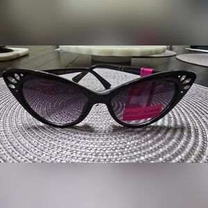 NWT BETSEY JOHNSON SUNGLASSES EYEWEAR ACCESSORY
